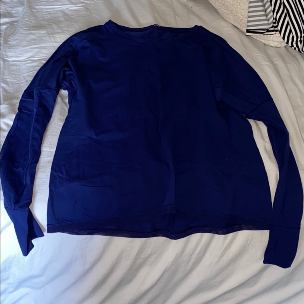 Lululemon navy blue long sleeve 8,drop sleeve,soft w/stretch,mesh along bottom.